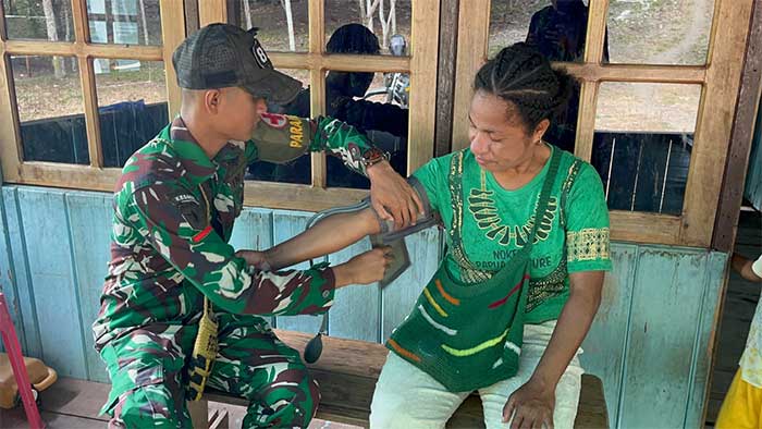 Yonif TP 810/BEM Gelar Pemeriksaan Kesehatan bagi Warga Kampung Sosiri