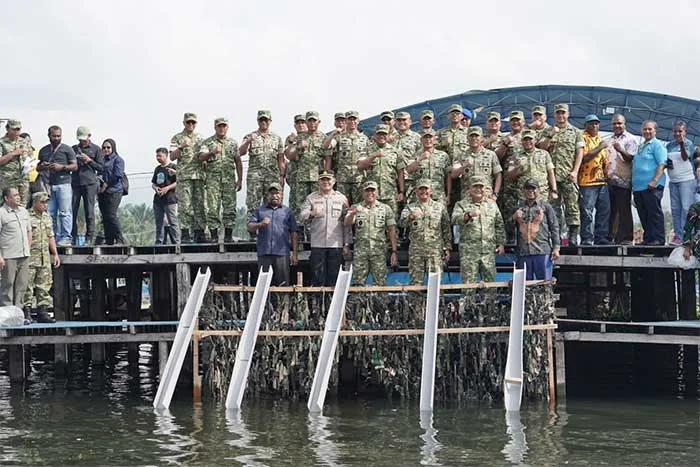 Jelang HUT ke-81 TNI, Pangdam Cenderawasih Tanam Sagu dan Tebar 81.000 Benih Ikan di Danau Sentani
